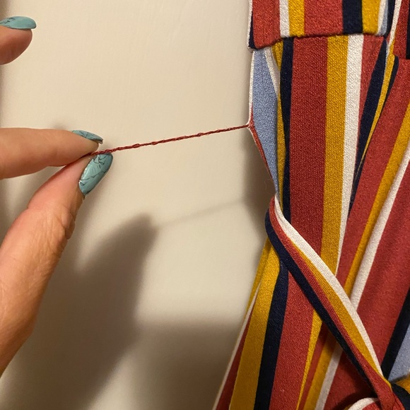 A few loose threads. See photos. Good used - Picture 8 of 10
